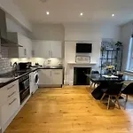 Modern & Spacious London City Apartment
